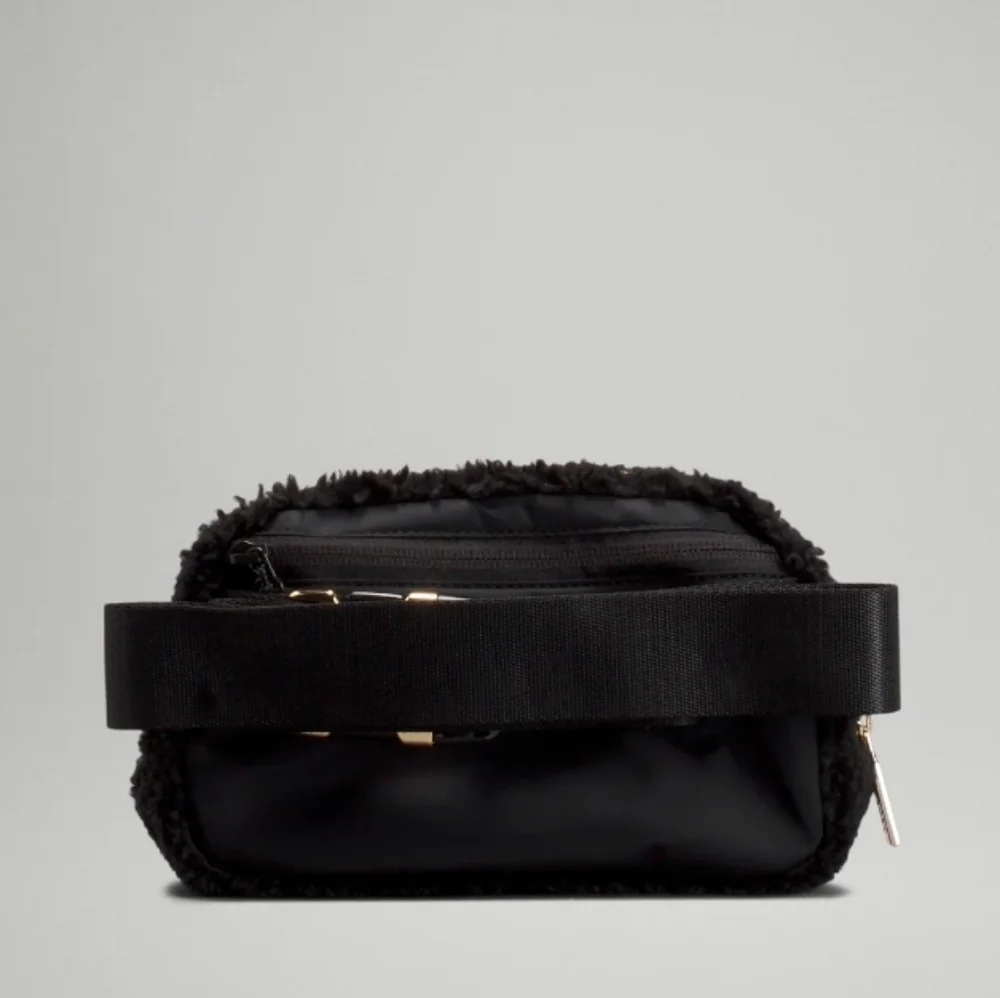 Lululemon Everywhere Fleece Belt Bag Black 1L NWT - Picture 4 of 7